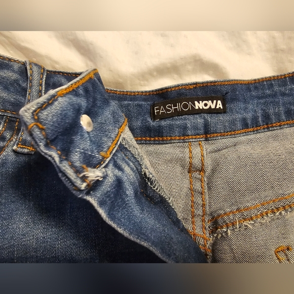 Fashion Nova Denim Daisy Dukes - Size US16 - Picture 4 of 4